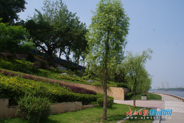 甜城湖:两岸风光美如画