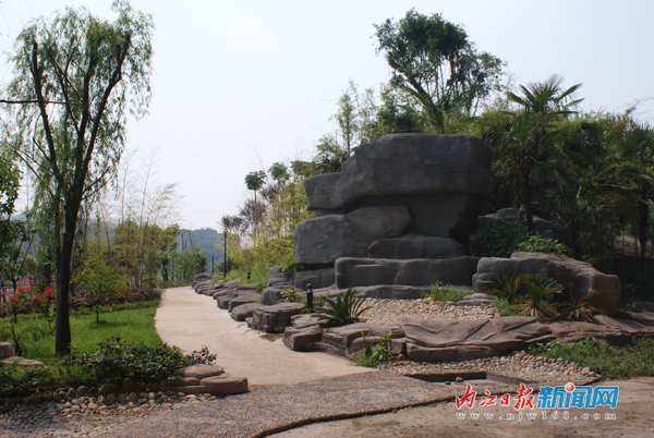 甜城湖:两岸风光美如画
