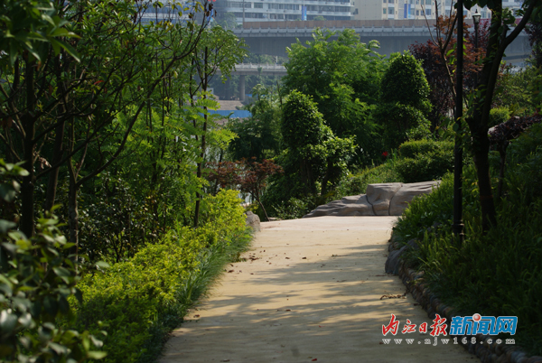 甜城湖:两岸风光美如画
