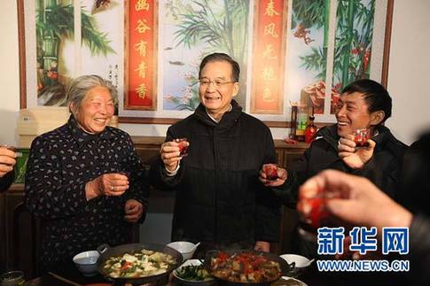 温家宝在大别山革命老区与干部群众共度春节纪实