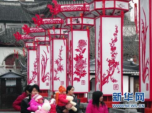 各地缤纷装饰闹新春