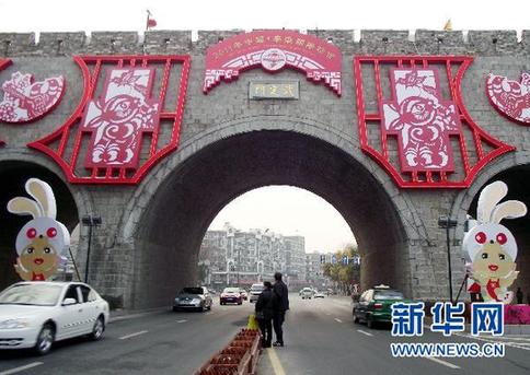 各地缤纷装饰闹新春