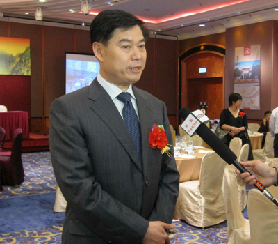 泰安市委书记杨鲁豫正在接收记者采访