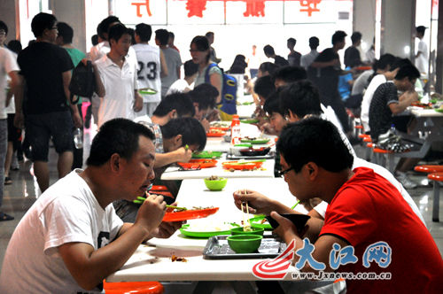“走基层 转作风 改文风”系列报道:大食堂里的小故事(图)