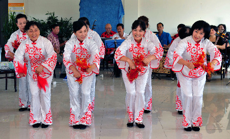 老义工慰问孤儿