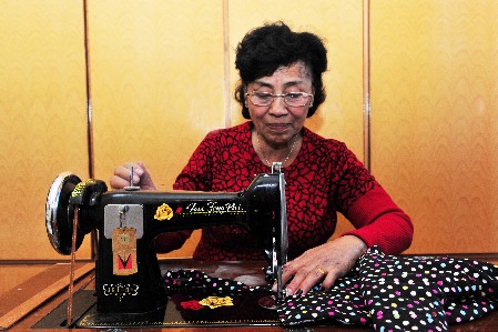 老人坚持献爱心
