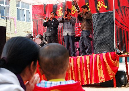 河南潢川农民自办乐队丰富文化生活
