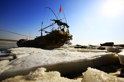 山东多举措防范海冰灾害 登船进仓为渔民服务
