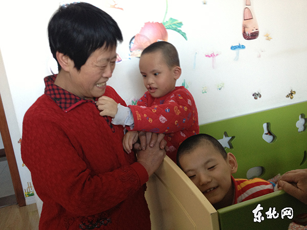 穿新衣换新鞋 福利院里笑声扬(组图)
