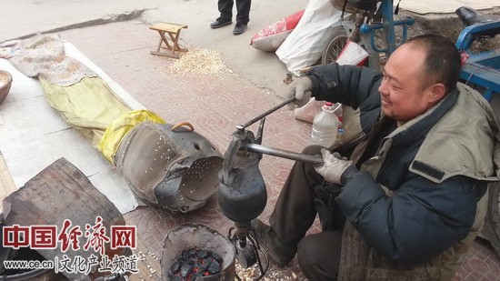 新春走基层：传说中的大炮手摇爆米花(组图)