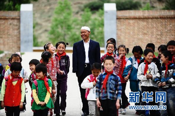 青海教师马复兴：不用双手在讲台上耕耘30春秋