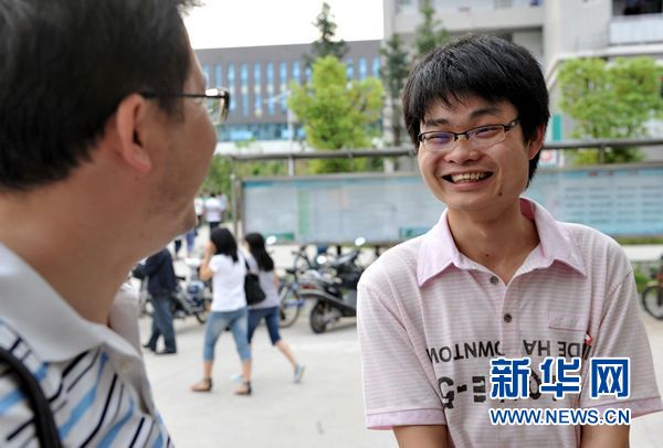 “犀利收碗哥”:贫寒大学生演绎精彩自强人生
