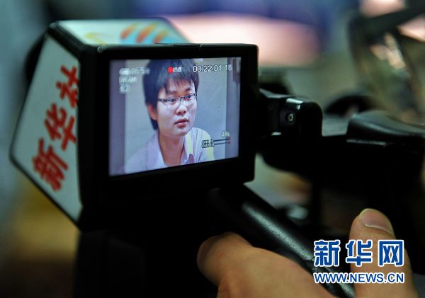 “犀利收碗哥”:贫寒大学生演绎精彩自强人生