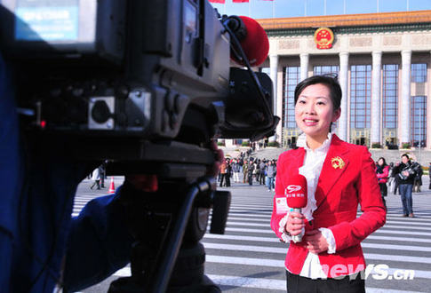 近拍两会“当红”女主播