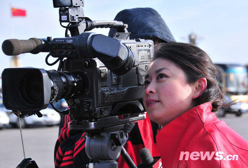 近拍两会“当红”女主播