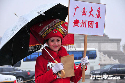 两会特写：雪中情 伞下情