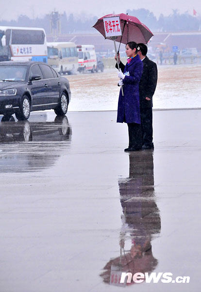 两会特写：雪中情 伞下情