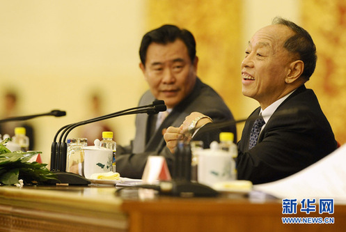 十一届全国人大四次会议举行新闻发布会