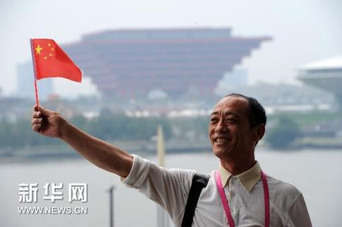 中宣部组织“双百”人物代表参观上海世博会
