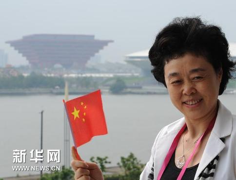 中宣部组织“双百”人物代表参观上海世博会