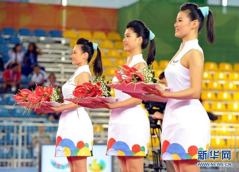 “青春无敌 尽显风采”：大运赛场上的礼仪志愿者