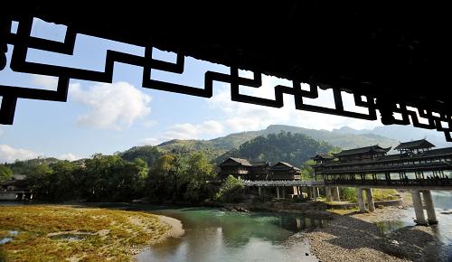 路有山/10月14日拍摄的位于湖南龙山县捞车河上的土家族风雨桥。