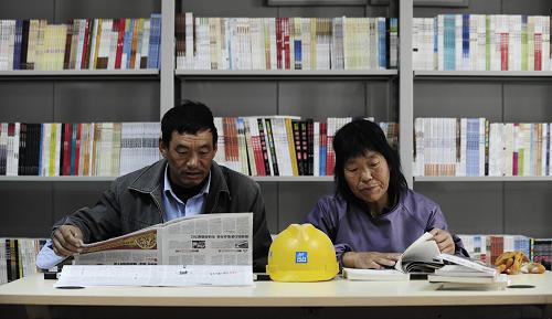 辽宁省首家“农民工书屋”迎读者