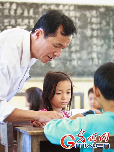 最美乡村教师李修雄:大山的孩子让我留下来