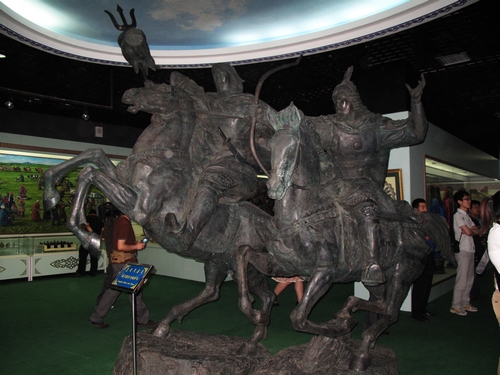 网络媒体看内蒙古活动走进科尔沁博物馆。