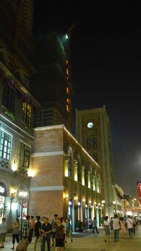 夜游楚河汉街 感受武汉风情