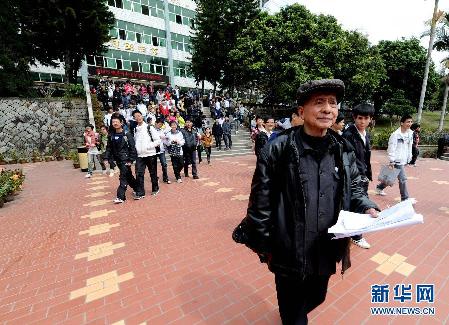 草根故事:一位八旬老人为近万名贫困生募集助学款