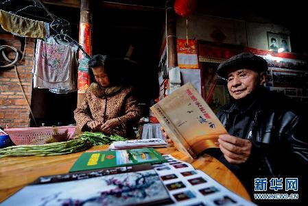 草根故事:一位八旬老人为近万名贫困生募集助学款