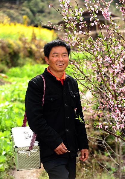 “溜索医生”邓前堆：只盼架起一座桥