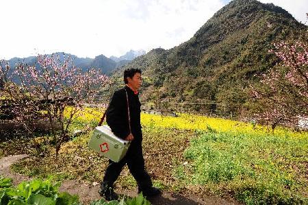 “溜索医生”邓前堆：只盼架起一座桥