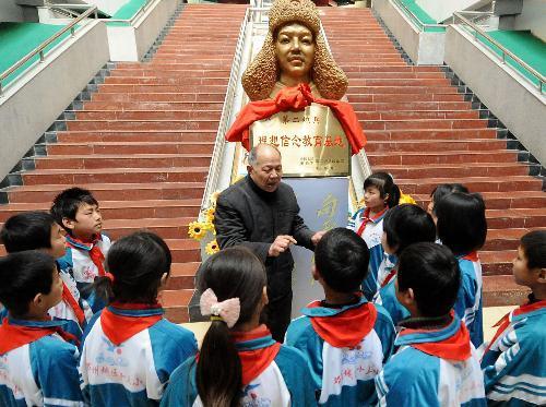 “编外雷锋团”：一座豫南小城的雷锋印