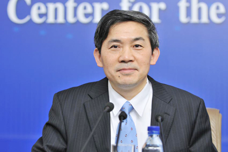 记者会主持人何绍仁