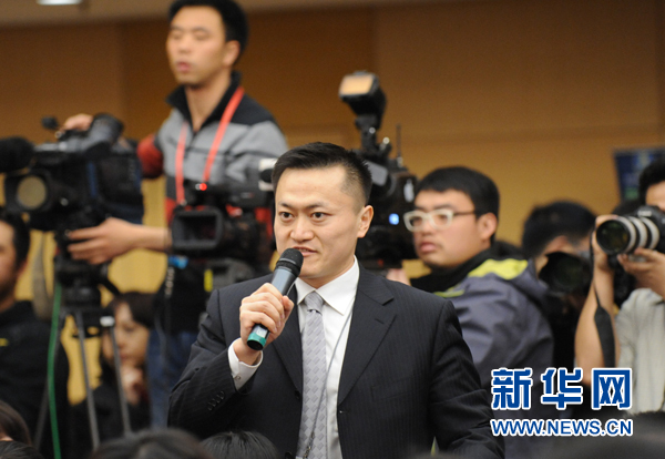新华网记者在提问