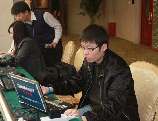 本网记者在现场进行直播
