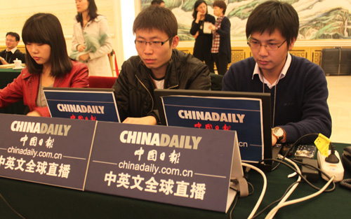本网记者进行现场直播