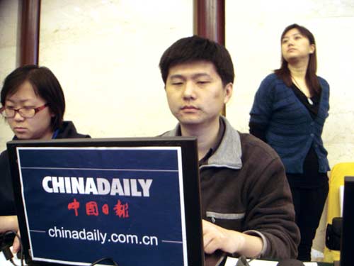 本网记者进行报道