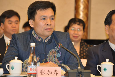 三都水族自治县委副书记、县人民政府县长张加春