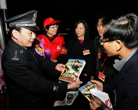 全国人大代表慰问西城公安分局执勤民警