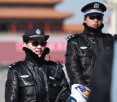 女警乘坐“智能单警”巡逻