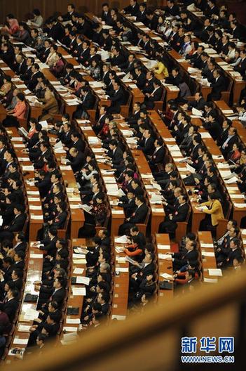 十一届全国人大五次会议举行第二次全体会议