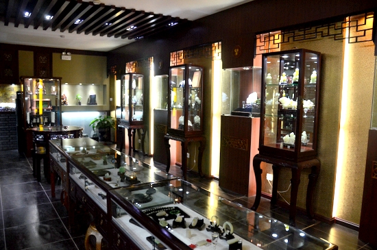 网媒青海行采访团走进宝玉陈感受昆仑玉魅力