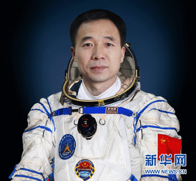 神舟九号三位航天员标准照及简历