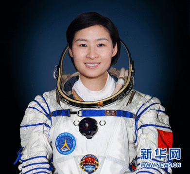 神舟九号三位航天员标准照及简历
