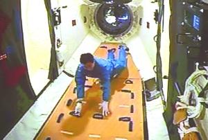 航天员今日全面开展空间实验及失重防护措施