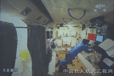 神九航天员发回首条面向公众太空短信(图)