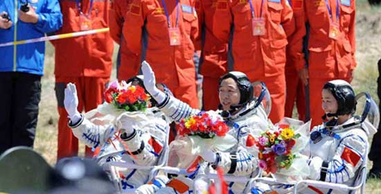 神九返回舱成功着陆　航天员顺利出舱
